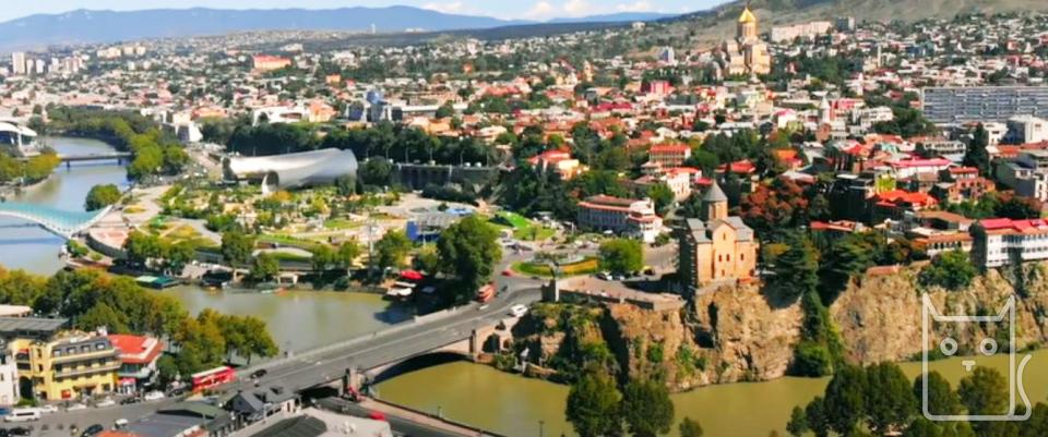 Вид сверху на старый город Тбилиси