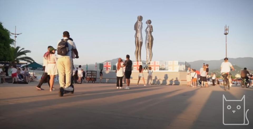 Sculpture of Ali and Nino in Batumi